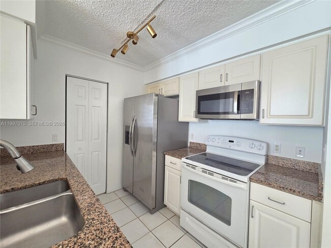 Building Photo - 1155 Brickell Bay Dr