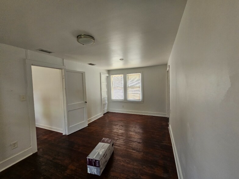 Building Photo - 1606 Ridgewood Ave