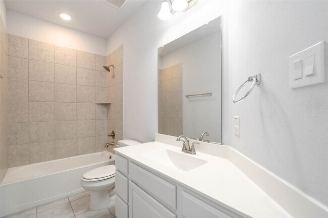 Building Photo - 1303 Gardenia Dr