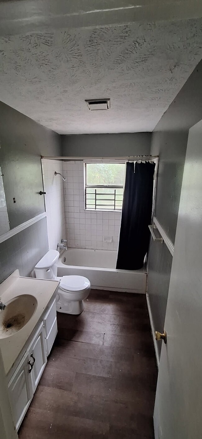 Building Photo - 3021 Woodview Dr