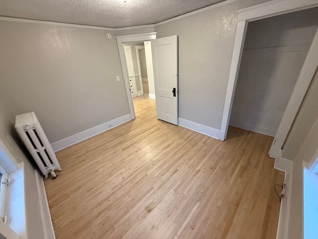 Building Photo - 6 bedroom 2 bath