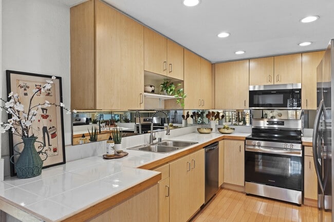 Building Photo - 3975 Hortensia St