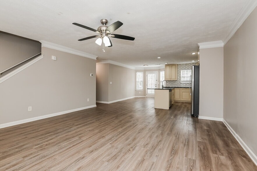 Building Photo - 425 Village Bluff Dr