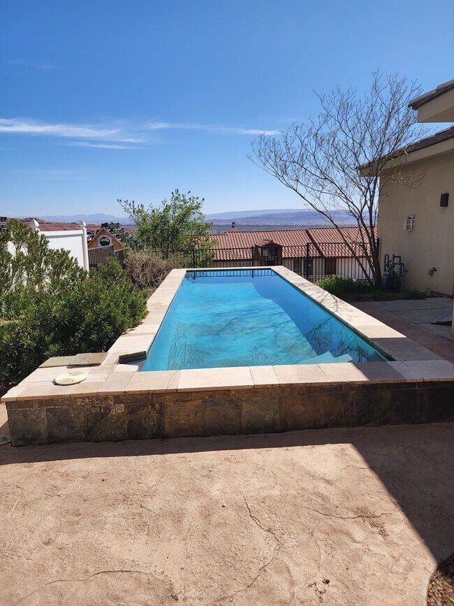 Building Photo - 3 bed 3 bath home - Located just below The...