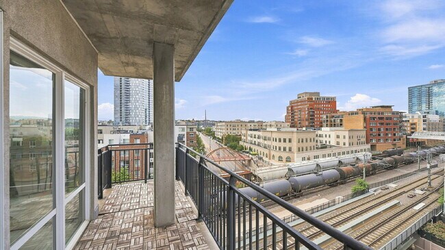 Building Photo - $2,820.95- 2 bed, 1 bath Condo in the heart of Denver with In Unit Laundry!