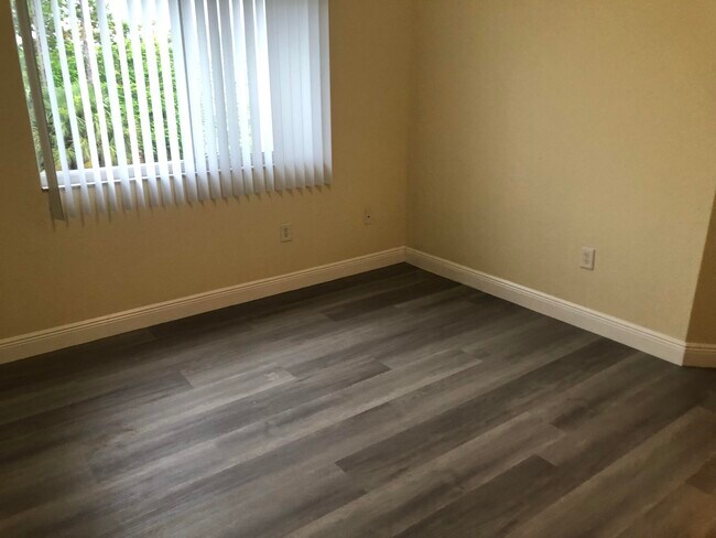 Building Photo - 330 Crestwood Cir