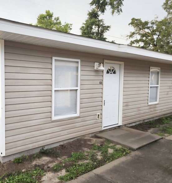 Primary Photo - 624 College Ave