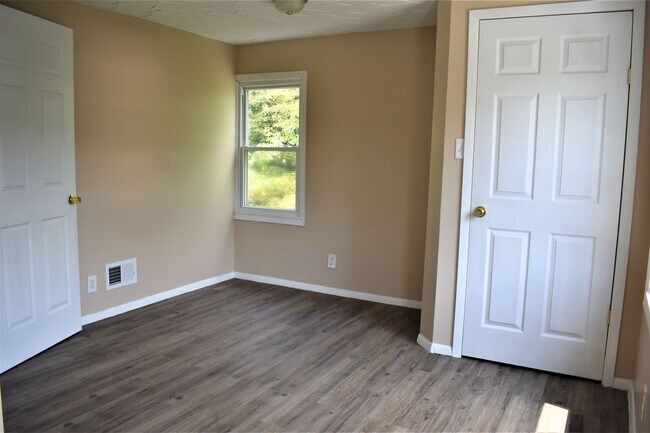 Building Photo - LEASE PENDING AS OF 05/06/2025: Lovely 3 b...