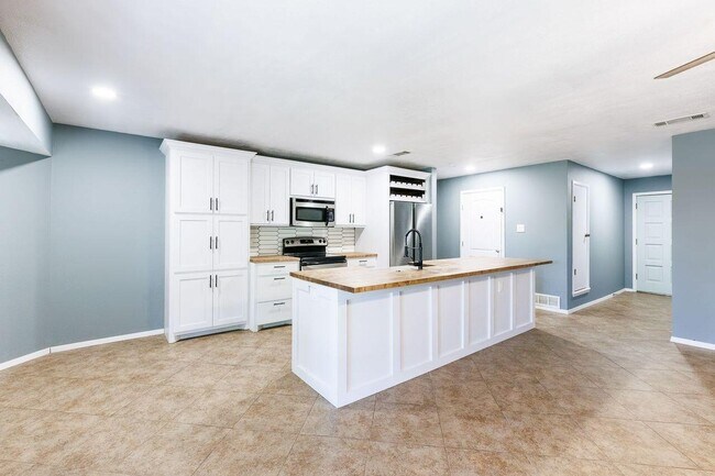 Building Photo - 5519 1st Pl