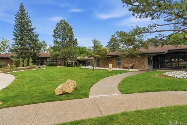 Building Photo - 1400 Golden Cir
