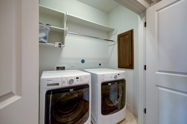 Building Photo - 2409 Morse St