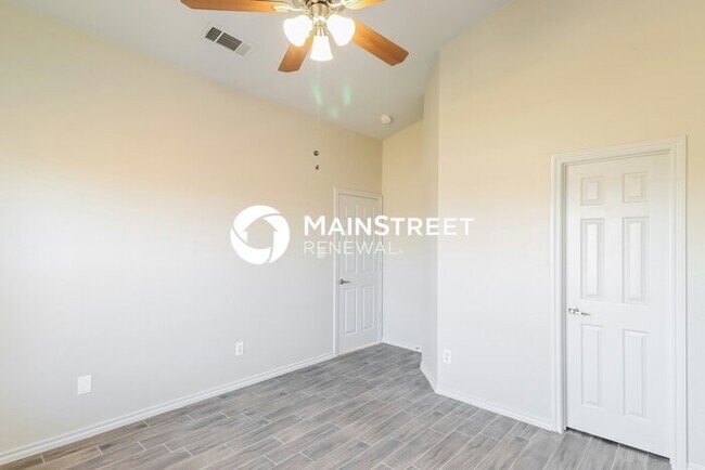 Building Photo - 3 Bedroom Pet-Friendly Home in Fort Worth, TX with Main Street Renewal