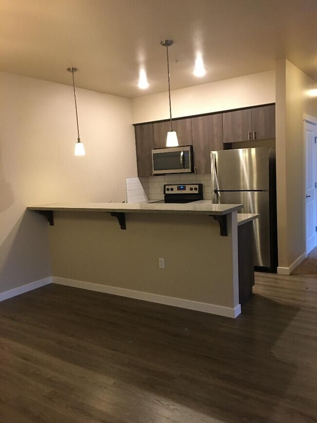 Building Photo - Beautiful 2 bedroom, super cute floorplan, laundry room with full size washer and dryer!