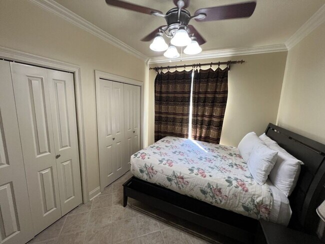 Building Photo - Beautifully Furnished 4-Bedroom Home in Za...