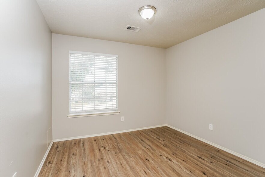 Building Photo - 8310 Woodland Willows Dr