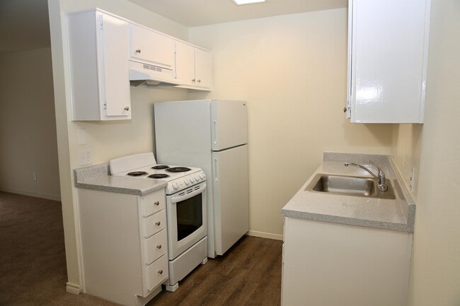 Building Photo - 407 Hickory Dr