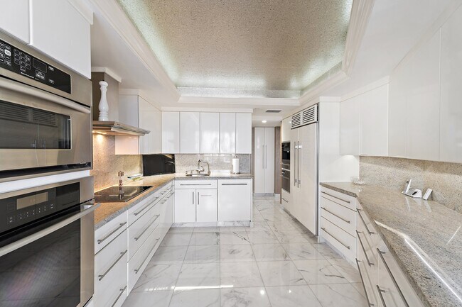 Building Photo - 100 Lakeshore Dr