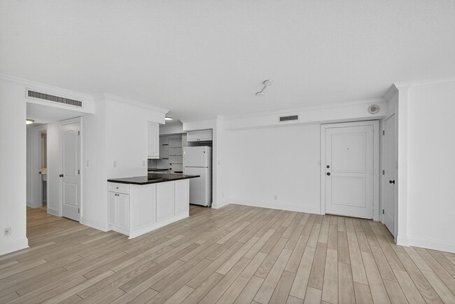 Building Photo - 2600 N Flagler Dr