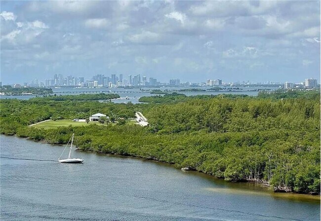 Building Photo - 300 Bayview Dr