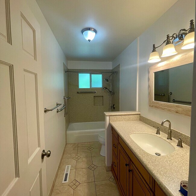 Building Photo - 5617 Dupont Dr