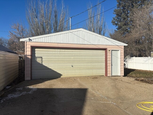 Building Photo - Charming Home in Prime Minot Location