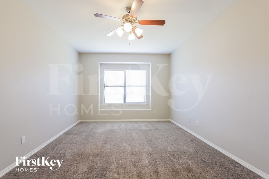 Building Photo - 8015 N Tarrytown Crossing Dr