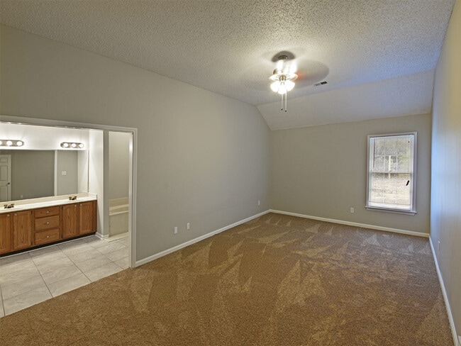 Building Photo - 3 Bedroom, 2.5 Bathrooms Near S Germantown and E Shelby Dr