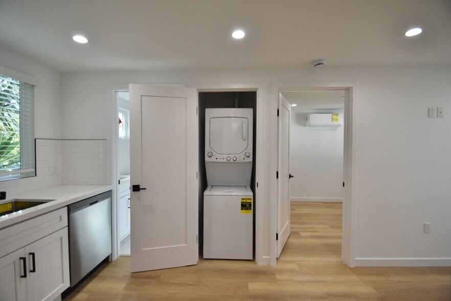 Building Photo - 14830 Dickens St