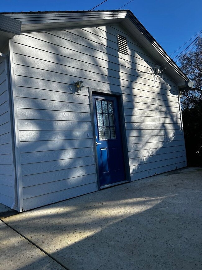 Building Photo - Available now! 1bed/1bath Great Neighborhood!