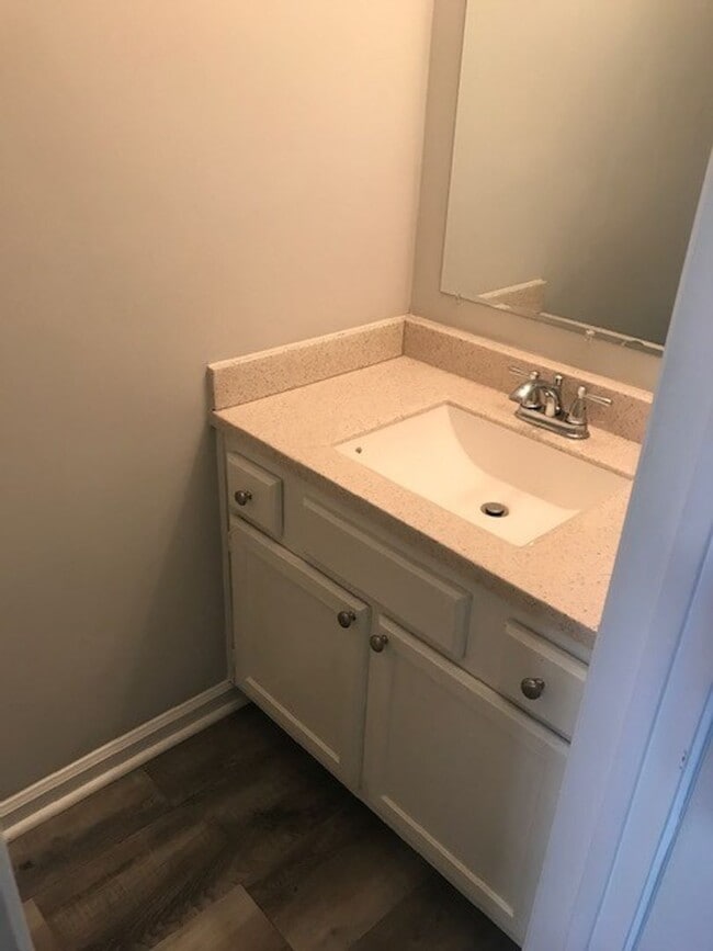 Building Photo - Lovely 2BR Townhouse in Glenwood