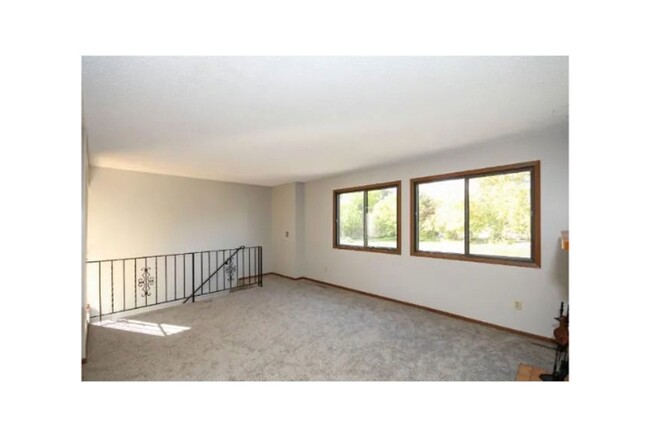 Building Photo - Spacious 2 Bedroom Townhome in Maple Grove!