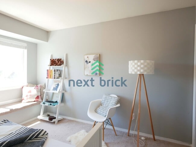 Building Photo - Quiet Townhouse 2 Beds 1.5 Bath Available for Rent!