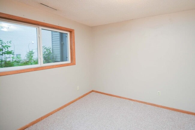 Building Photo - Great 4br home with large fenced yard in q...