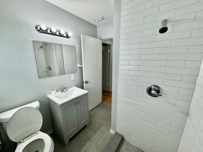 Building Photo - 115 N Hampton Ave