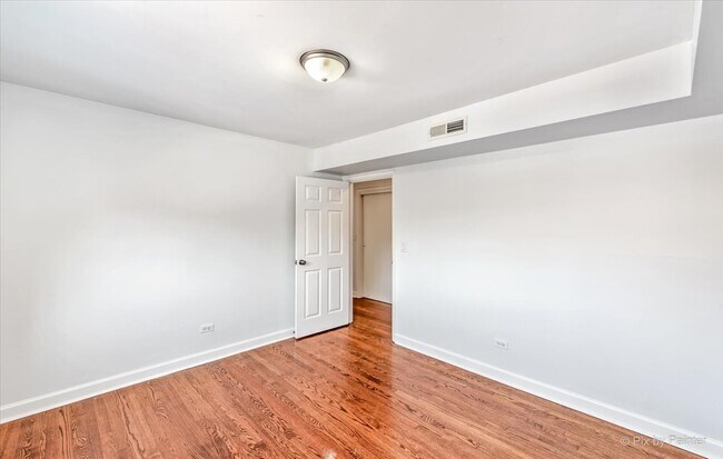 Building Photo - 1610 W Jarvis Ave