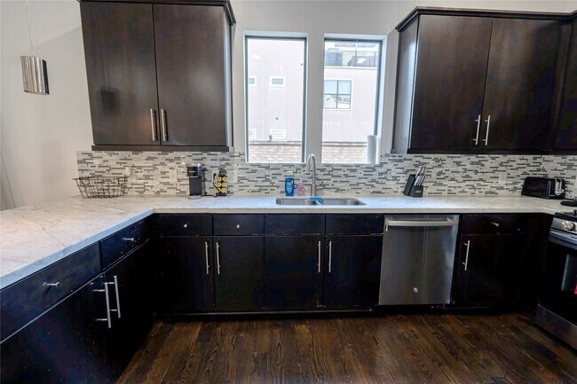 Building Photo - 1205 Summer St