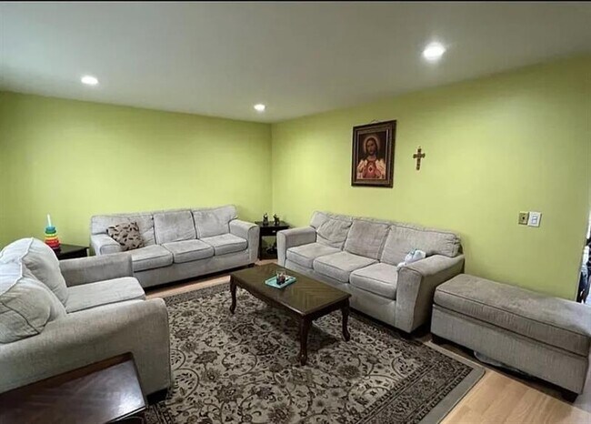 Building Photo - ELEGANT BYERS HOME