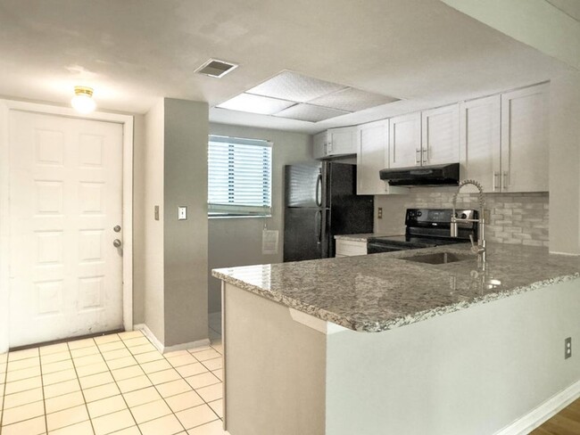 Building Photo - 2 BA/2 BR Condo in West Ashley
