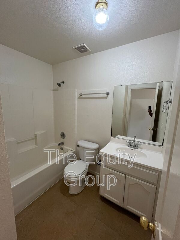 Building Photo - 1424 Cottage Pl