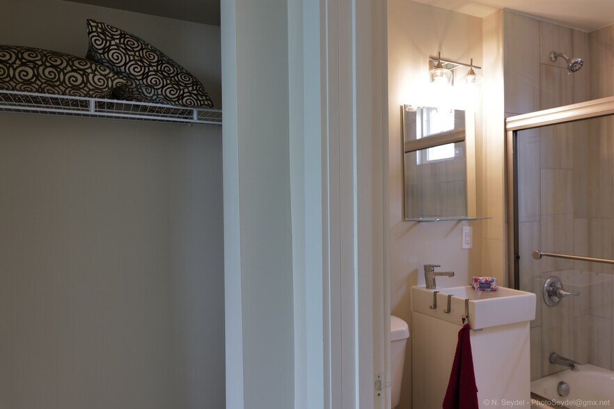 Building Photo - 266 King St