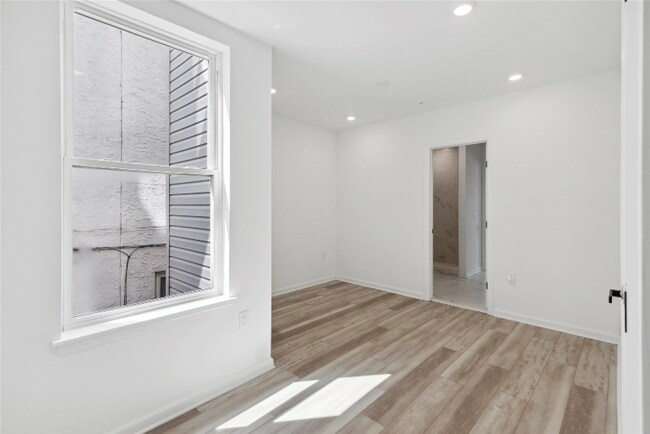 Building Photo - 890-892 N 42nd St