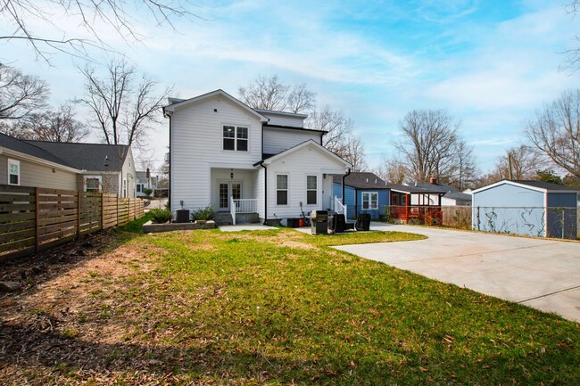 Building Photo - Stunning Duplex Minutes to Downtown Durham!