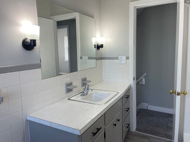 Building Photo - Charming NEWLY RENOVATED 2 Bedroom Apartme...