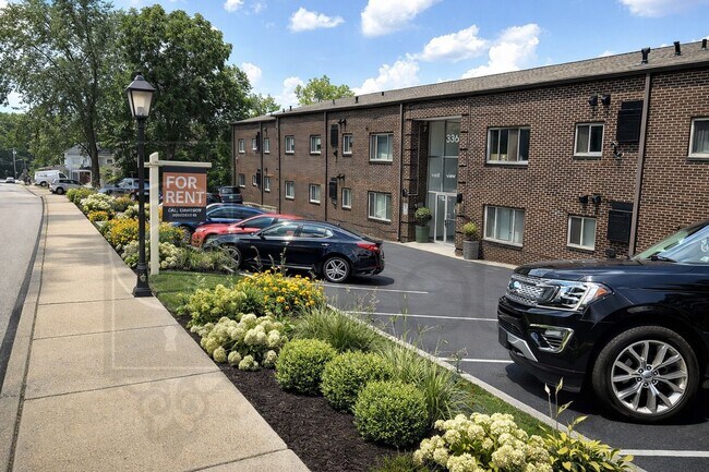 Building Photo - Move In Ready! North Hills School District-2 BR/1BA, Central AC, LVP Floors, Upgraded Kitchen, Ba...