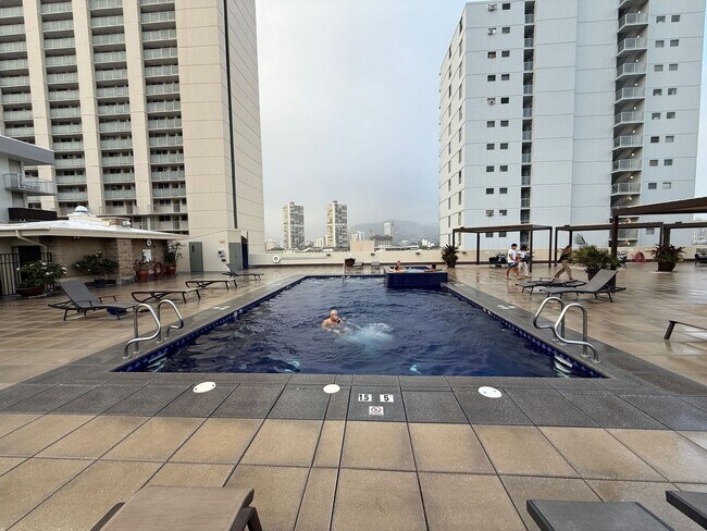 Building Photo - Beautiful High-Rise 1 Bedroom in Waikiki with Covered Parking
