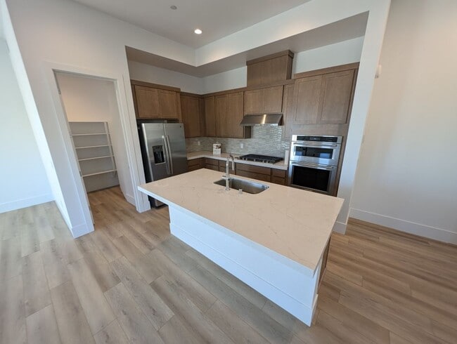 Building Photo - 675 Agate Bridge St