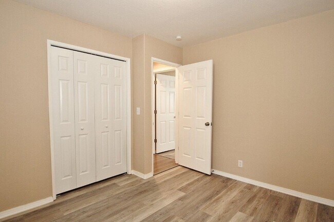 Building Photo - Clean & Move-In Ready Single-Level Home