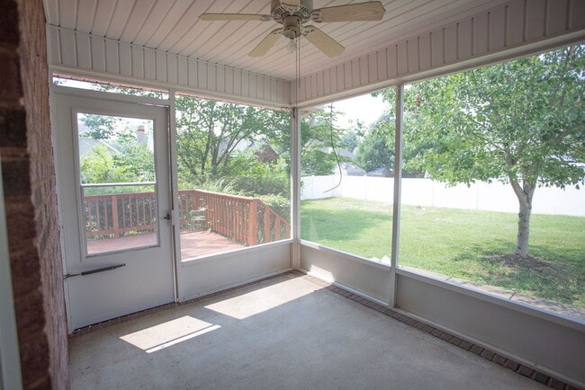 Building Photo - "Charming 4-Bedroom Retreat with Guest Suite & 3 Baths in Murfreesboro!"