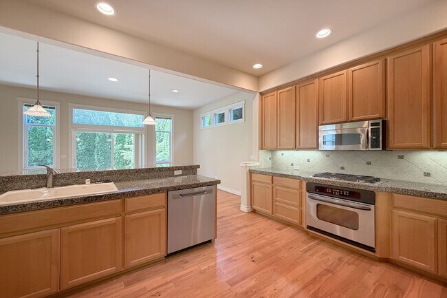 Building Photo - 3Bd/2.5Ba Redmond Home