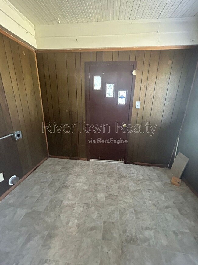 Building Photo - 1070 E Walthal Cir